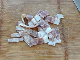 4、奶油菠菜蘑菇意面,将培根切成小片