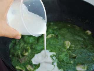 12、奶油菠菜蘑菇意面,接着放入淡奶油搅拌均匀煮开