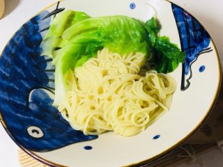 5、家庭版零失败味千拉面,将面条在凉开水里过一下捞出放入碗里（这样的做法，面条不会坨）生菜叶水开焯一下即可装盘