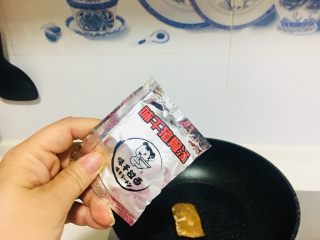 8、家庭版零失败味千拉面,将里面的调料包都放到锅里