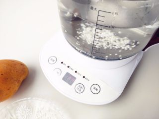 3、芒果西米露,将西米倒入，小火煮