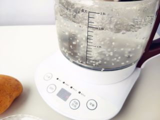 4、芒果西米露,直到将西米煮至只余中心很小一个白点后，关火，继续盖上盖子焖5分钟