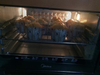 7、纸杯蛋糕家庭做法,烤箱需预热几分钟，之后把纸杯放入烤箱中，180度上下管同时加热十分钟左右，之后150度上下管同时加热十分钟左右。若烤箱加热速度较快，可适当缩减加热时间。