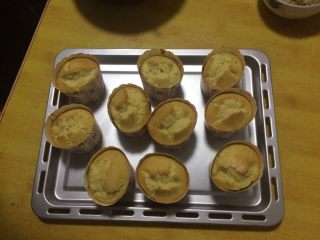 8、纸杯蛋糕家庭做法,烤好后香喷喷的蛋糕就出炉了！