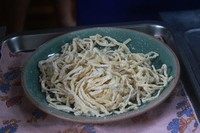 1、清迈面,鸡蛋面分成两拨，一拨拍上面粉。