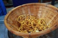 3、清迈面,炸好的面条放凉待用。