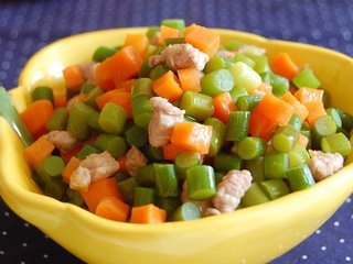 4、清迈面,另一拨面条煮熟。沥干水后备用。