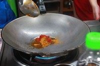 5、清迈面,开大火，锅中加入红咖喱酱、咖喱粉、食用油。