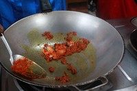 7、清迈面,加入鸡肉片拌匀。