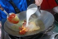 8、清迈面,倒入半杯椰浆，煮开。