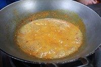 12、清迈面,轻轻拌匀后煮开。