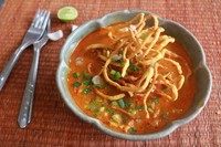 14、清迈面,面条盛入碗中后，放上炸好的面条，再撒上小葱和香菜，即成。