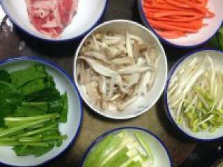 1、韩国拌饭,第一，也是最复杂的一个步 骤 把蔬菜（胡萝卜 云南小瓜 蘑菇） 切丝（豆芽 菠菜）切成大概尾指的 长度,猪肉/牛肉切丝后放一点点油和酱油腌一下 备用。