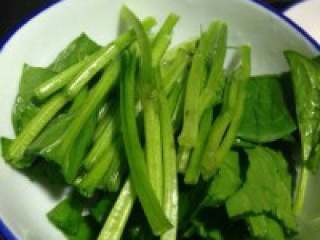 3、韩国拌饭,就是把菠菜和豆芽分别用 热水汆烫一下。