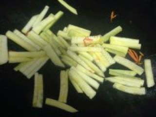 4、韩国拌饭,把除了菠菜和豆芽以外的 蔬菜 每一种放一点盐和一点香油拌 匀以后分别下锅炒熟 肉丝之前已经 调味好了直接炒熟即可 这道菜最需要耐心的地方 不能偷懒要分开炒。