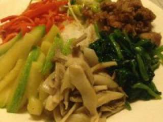 5、韩国拌饭,终于把所有配菜准备好 就 可以进行摆盘!先把饭用芝麻油（香 油）拌匀,然后堆成一个碗的形状,再 把配菜一样一样铺在上面。