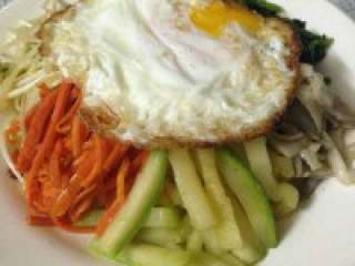 6、韩国拌饭,还要在中间铺上一个半生 熟的煎鸡蛋。