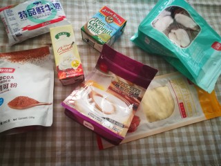 1、家宴甜点～双色奶冻小方,所需食材备齐