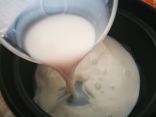 4、家宴甜点～双色奶冻小方,取小锅 倒入牛奶