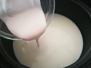 5、家宴甜点～双色奶冻小方,倒入椰浆