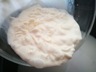 6、家宴甜点～双色奶冻小方,倒入淡奶油