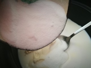 7、家宴甜点～双色奶冻小方,倒入白糖 开火煮制 用勺子搅拌至所有食材融化 不必煮沸