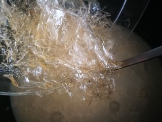 8、家宴甜点～双色奶冻小方,倒入软化的丁吉利片 搅拌至融化 关火