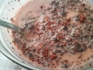 11、家宴甜点～双色奶冻小方,搅拌至无干粉