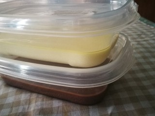 12、家宴甜点～双色奶冻小方,取两个保鲜盒 分别倒入椰浆牛奶和可可牛奶 盖好盖子 放入冰箱冷藏4小时左右