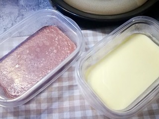 13、家宴甜点～双色奶冻小方,从冰箱取出保鲜盒