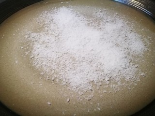 14、家宴甜点～双色奶冻小方,取一大盘子 撒上椰蓉