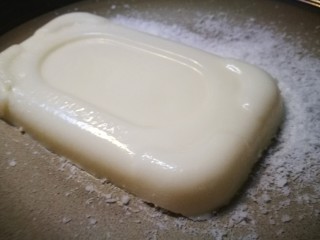 15、家宴甜点～双色奶冻小方,将保鲜盒倒扣 脱出奶冻