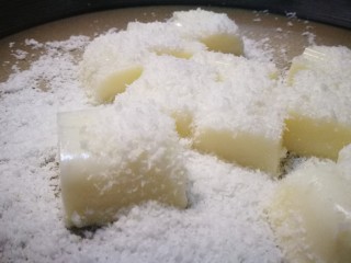 16、家宴甜点～双色奶冻小方,切成小块儿 裹满椰蓉