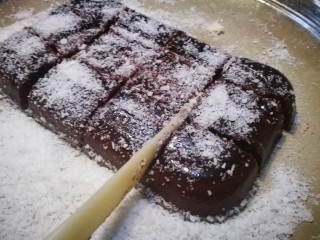 17、家宴甜点～双色奶冻小方,可可奶冻夜同样脱模切块儿