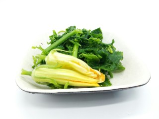 4、#甜味#农家小炒 南瓜与南瓜叶的相遇,撕了筋膜的南瓜叶和根,一定要揉搓,不然太粗糙,口感不好