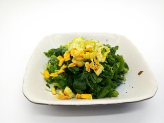 5、#甜味#农家小炒 南瓜与南瓜叶的相遇,揉搓好后,挤一下水分,切小段