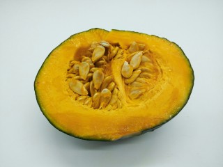 6、#甜味#农家小炒 南瓜与南瓜叶的相遇,南瓜半个,选择的是绿皮黄瓤,这样的南瓜绵甜,口感好