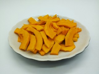 9、#甜味#农家小炒 南瓜与南瓜叶的相遇,再切成片,