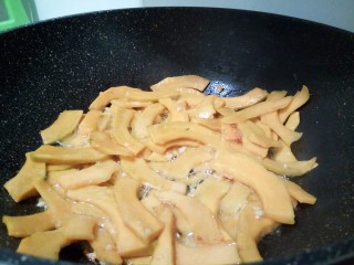 11、#甜味#农家小炒 南瓜与南瓜叶的相遇,放南瓜翻炒,