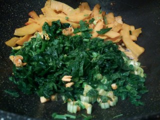 12、#甜味#农家小炒 南瓜与南瓜叶的相遇,等南瓜翻炒至微软,放南瓜叶一起炒