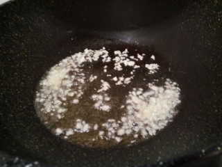 10、#甜味#农家小炒 南瓜与南瓜叶的相遇,锅里放油,小火爆香,