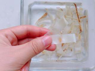 4、牛奶花胶冻-吃了这款甜品，人比花娇,将花胶煎成小条，以便胶质和蛋白质更好的析出