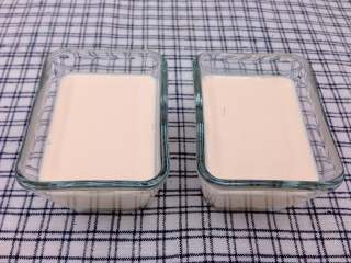 9、牛奶花胶冻-吃了这款甜品，人比花娇,喝掉一部分牛奶再吃掉所有的花胶，挑去姜丝，将剩余的牛奶液倒入小容器中