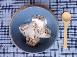 12、牛奶花胶冻-吃了这款甜品，人比花娇,入口即化的香浓，吃不出一点腥味，还有淡淡的生姜味道