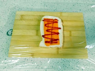 7、三明治,关键的一步来了、关键的一步来了、关键的一步来了，重要的事情说三遍，土司底下铺一层保鲜膜。