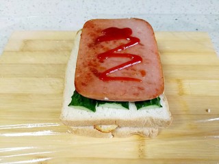 9、三明治,然后再一层吐司、一层黄瓜片、一层午餐肉。