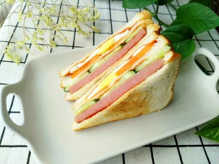 13、三明治,这是一人分量，一个三明治，配上一杯牛奶。吃的饱饱的????