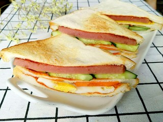 15、三明治,里面的配料都可以根据自己的口味，随意变换，今天早上没番茄啦，所以就用的胡萝卜，喜欢吃沙拉酱，放沙拉酱也oK。