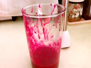 2、绽放的玫瑰 花样果味馒头,把火龙果榨汁