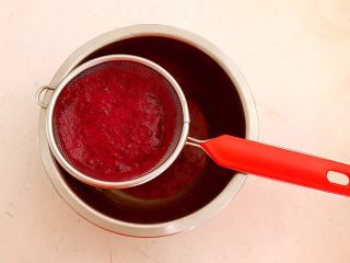 3、绽放的玫瑰 花样果味馒头,把火龙果籽过滤出去